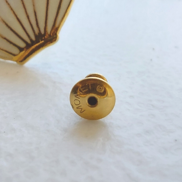 Vintage Monet Gold Trim Enamel Sea Shell Clip On Earrings From 1980’s - Picture 3 of 6
